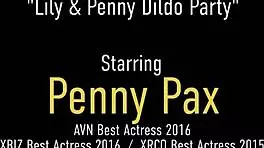 रेडहेड पेनी पैक्स और ब्रूनेट लिली लाब्यू टॉयज़, लिकिंग और मस्तरबेशन के साथ ऑर्गेज्मिक लेस्बियन सेशन करते हैं