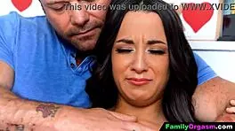 बिग स्टेपडैड बीमार स्टेपडॉटर को बेड पर कडल करता है