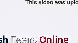 ब्रिटिश गर्ल्स प्ले करती हैं और सरप्राइजिंगली हार्ड कम करती हैं