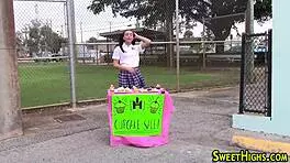 छोटी सी जवां लड़की लंड चूसती फिर फेशियल कमशॉट लेती