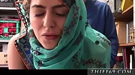 पुलिस वुमन एमेच्योर हिजाब पहने अरब टीन को चोरी के लिए कैच करती है