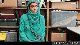 पुलिस वुमन एमेच्योर हिजाब पहने अरब टीन को चोरी के लिए कैच करती है
