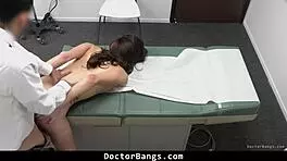 लिली हॉल्स की बेटी मिया टेलर डॉक्टर के मॉन्स्टर लंड से झुककर चुदाई