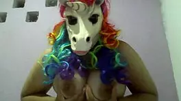 adoro ficar de quatro esperando um pau entrar na minha buceta virgem