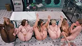 क्यूरियस 18+ टीन लॉन्ड्रोमैट में हर स्लॉट एक्सप्लोर करती है, वाइल्ड गैंगबैंग चोदाई लेती है।