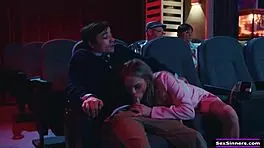 सेक्ससिनर्स डॉट कॉम - जीएफ बोर है और सिनेमा में बीएफ का लंड चूसती है