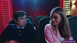 सेक्ससिनर्स डॉट कॉम - जीएफ बोर है और सिनेमा में बीएफ का लंड चूसती है