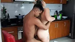 ver a mi hermanastra en la cocina me pone muy cachondo