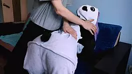 प्यारी बैंगनी बालों वाली लड़की मेरे विशाल लंड पर पागल हो जाती है!