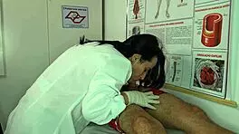 Enfermera excitada con erección del paciente