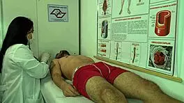 Enfermera excitada con erección del paciente