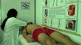 Enfermera excitada con erección del paciente