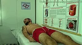 Enfermera excitada con erección del paciente