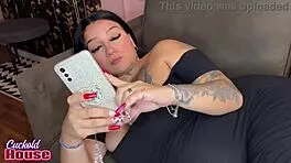 Essa gordinha casada adora trepar com vários na frente do marido corno. Que safadeza!