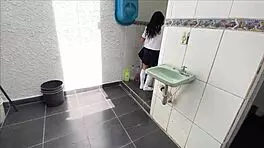 sorprendo hijastra lavando calzones y follo su estrecho coño hasta correrme