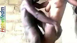 सौतेली बहन की दोस्त अधूरी इमारत में इंटिमेट हो जाती है