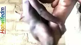 सौतेली बहन की दोस्त अधूरी इमारत में इंटिमेट हो जाती है