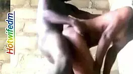 सौतेली बहन की दोस्त अधूरी इमारत में इंटिमेट हो जाती है