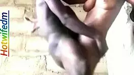 सौतेली बहन की दोस्त अधूरी इमारत में इंटिमेट हो जाती है