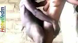 सौतेली बहन की दोस्त अधूरी इमारत में इंटिमेट हो जाती है