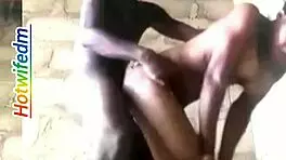 सौतेली बहन की दोस्त अधूरी इमारत में इंटिमेट हो जाती है