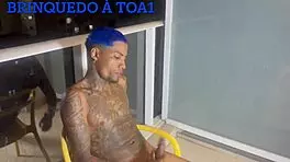 O padrasto mais novo come a magrinha na varanda do hotel com vizinhos olhando.