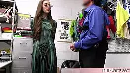 सुंदर पतली चकली मॉल कॉप को चूत और ब्लोजॉब से भुगतान करती है