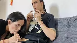 Mientras Mi Hermanastro Juega Su Videojuego Yo Juego Con Su Gran Polla