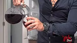 पार्टी में बड़ी गांड वाली जेफा नौकर के लंड की ब्लोजॉब करती है और कुम के लिए भीख मांगती है