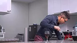 पार्टी में बड़ी गांड वाली जेफा नौकर के लंड की ब्लोजॉब करती है और कुम के लिए भीख मांगती है