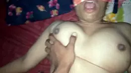 देसी गर्लफ्रेंड रॉ बाथरूम ऐक्शन में जोर से पाउंडेड