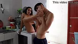 hermanastra pervertida se hace pasar por puta para darle ganas a su hermanastro y que le folle el coño hasta correrse en ella