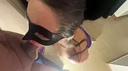 लैटिना स्टीपमॉम किचन में मेड बनती है, स्टीपसन का लोड देसी भाभी के साथ स्वॉलो करती है