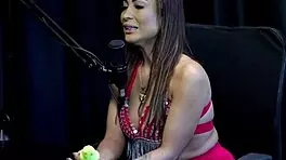 Belinha Baracho comments on content creators who love provoking swing houses and bad recordings in sheer red lingerie.