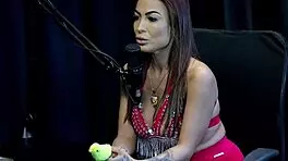 Belinha Baracho comments on content creators who love provoking swing houses and bad recordings in sheer red lingerie.