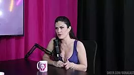 Gostosa Fica Pelada e Tem a Buceta Chupada Após Dizer Que Não Está Disponível Pra Ficar Trancada no Motel - Amanda Smell