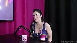 Gostosa Fica Pelada e Tem a Buceta Chupada Após Dizer Que Não Está Disponível Pra Ficar Trancada no Motel - Amanda Smell