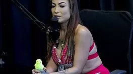 Belinha Baracho comments on content creators who love provoking swing houses and bad recordings in sheer red lingerie.