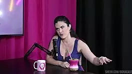 Gostosa Fica Pelada e Tem a Buceta Chupada Após Dizer Que Não Está Disponível Pra Ficar Trancada no Motel - Amanda Smell