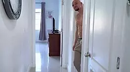 बेटी की दोस्त शॉवर में पकड़ी, उसकी फिट बॉडी को रोक नहीं सका 😈