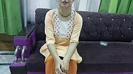 हिंदी कपल का रोमांटिक पहली बार सेक्स प्यार भरे मूड में। बॉयफ्रेंड गर्लफ्रेंड को गर्म एमेच्योर एक्शन के लिए लुभाता है XXX!