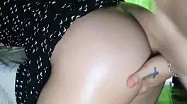 Le Pido Al Vecino Tatuado Que Me Deje El Coño Lleno De Leche