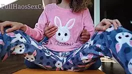 स्टेप डैडी एशियन टीन की छोटी चूची को टीज़ करता है, फिर उसकी टाइट चूत को मस्तरबेट करता है