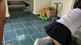 pervertido padrastro cubre de semen a la flaca de su hijastra en uniforme escolar despues de clases