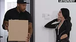 टीन बीबीसी डिलीवरी गाय के साथ इमोशनल चीटिंग फील करती