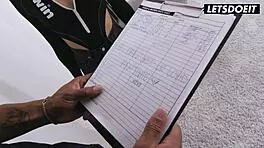 टीन बीबीसी डिलीवरी गाय के साथ इमोशनल चीटिंग फील करती