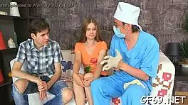 गर्म बेब 2 हॉर्नी लड़कों के साथ माइंड-ब्लोइंग सेक्स कर रही है... ओह, मतलब रफ!