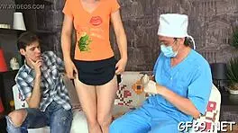 गर्म बेब 2 हॉर्नी लड़कों के साथ माइंड-ब्लोइंग सेक्स कर रही है... ओह, मतलब रफ!