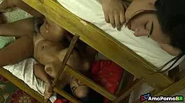 Ca�ula olhando sua meia-irm� transando - v�deos sexo