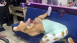 wife has sex with tattoo artist in front of cuckold husband, gaping pussy 😈 parte 01